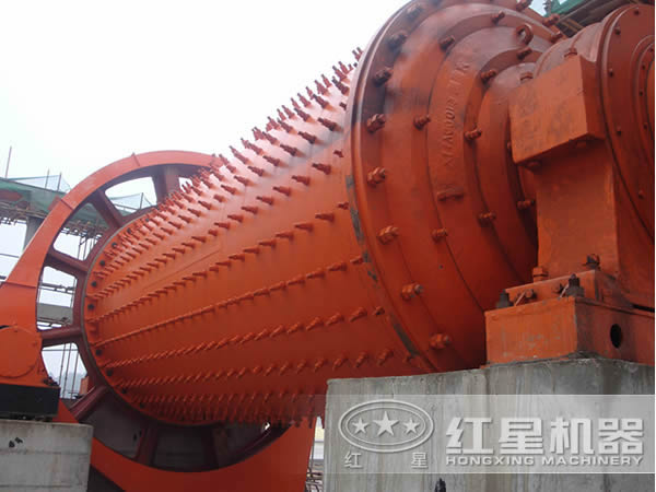 螢石礦球磨機工作現(xiàn)場
