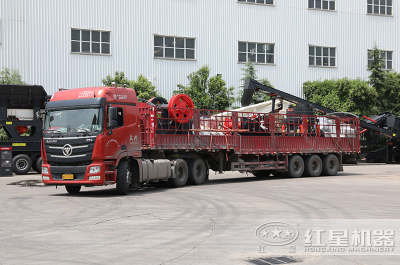 日產(chǎn)萬噸玄武巖石子破碎機(jī)裝車發(fā)貨 日產(chǎn)萬噸玄武巖石子破碎機(jī)裝車發(fā)貨