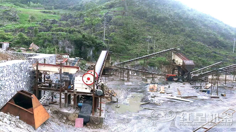 顎式破碎機(jī)細(xì)碎加工作業(yè)現(xiàn)場 顎式破碎機(jī)細(xì)碎加工作業(yè)現(xiàn)場