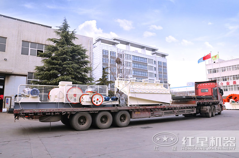 花崗巖對輥破碎機設備裝車發(fā)貨 花崗巖對輥破碎機設備裝車發(fā)貨