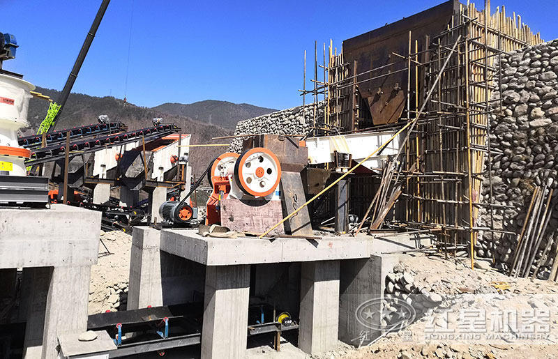 石子破碎機一臺多少錢？時產(chǎn)量100噸左右