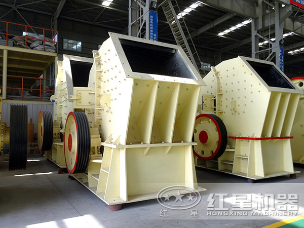 不同型號(hào)的重錘式破碎機(jī)