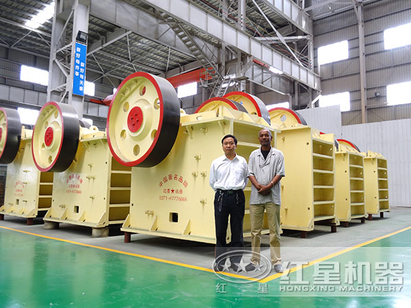 巖石破碎機生產(chǎn)車間