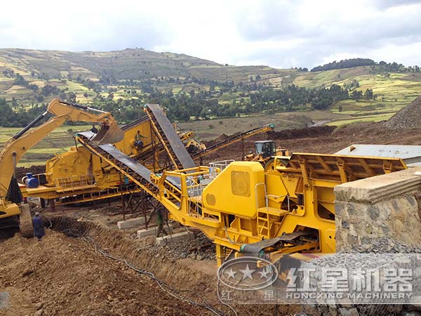 履帶式圓錐破移動(dòng)站工作現(xiàn)場(chǎng)