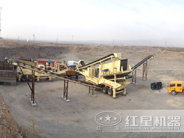 移動(dòng)破碎站作業(yè)現(xiàn)場