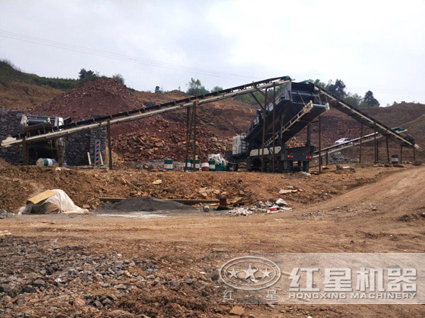 移動(dòng)破碎站作業(yè)現(xiàn)場(chǎng)