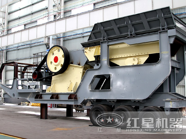 以配置粗碎顎式破碎機(jī)為核心設(shè)備的河卵石車載流動(dòng)打石機(jī)