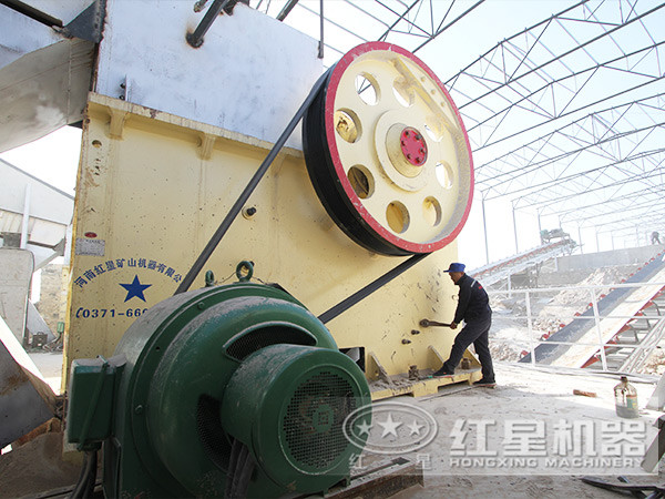 PE750*1060鄂式破碎機(jī)安裝生產(chǎn)客戶(hù)現(xiàn)場(chǎng)