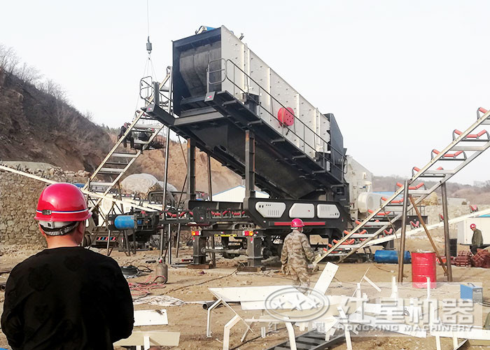 再硬的石頭，在這臺流動碎石機(jī)下也變成了規(guī)整的石子