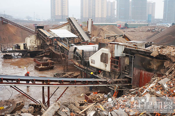 建筑垃圾移動粉碎機(jī)作業(yè)現(xiàn)場