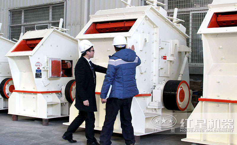 客戶來(lái)廠參觀反擊式粉碎機(jī)