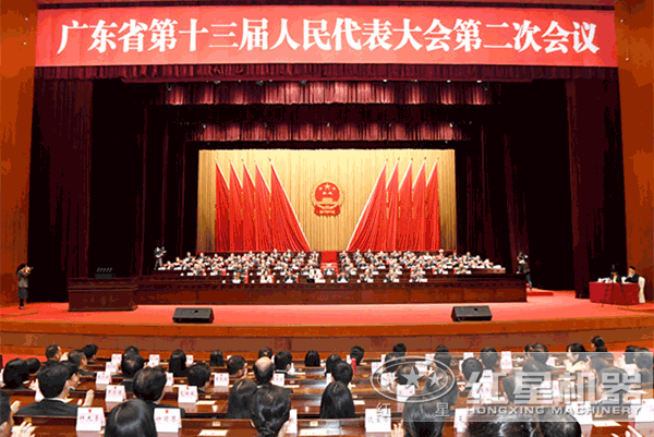 大型流動(dòng)粉碎石頭一體機(jī)多少錢一臺(tái)？