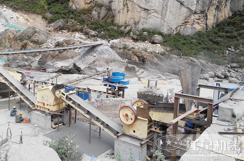 顎式破碎機(jī)、反擊破碎機(jī)、制沙機(jī)三機(jī)制沙現(xiàn)場