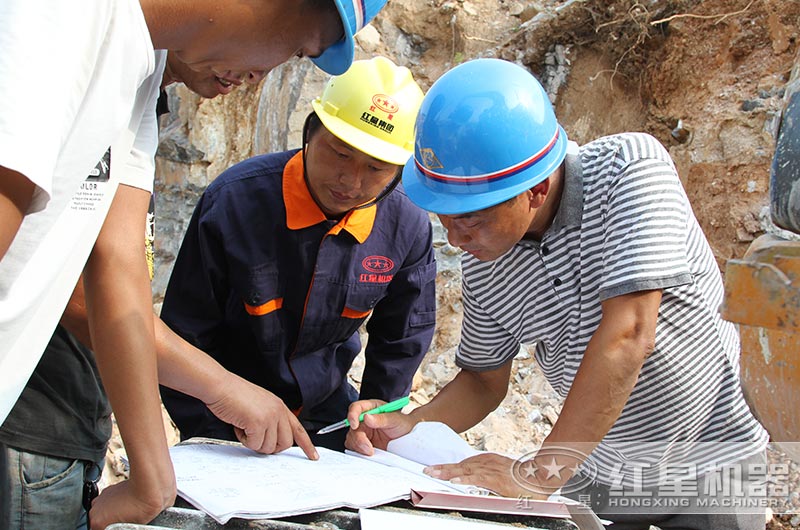 紅星技術人員現(xiàn)場勘查環(huán)境和石料為用戶設計生產流程