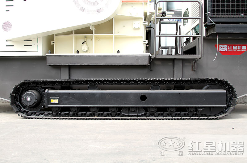 履帶加持下，即使是崎嶇不平的山路，設(shè)備也如履平底