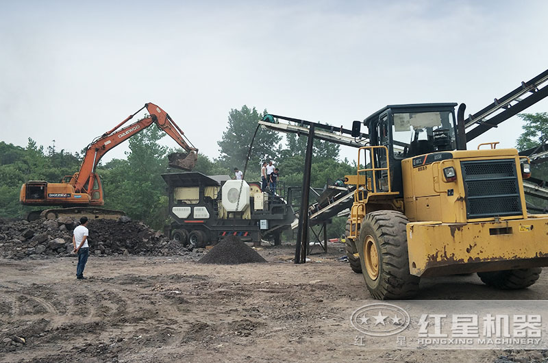 流動(dòng)破碎煤矸石加工現(xiàn)場(chǎng)