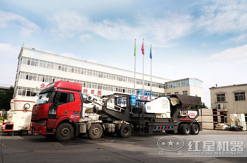 機(jī)動性強(qiáng)的移動破碎機(jī)掛上車頭即可開往青石破碎現(xiàn)場