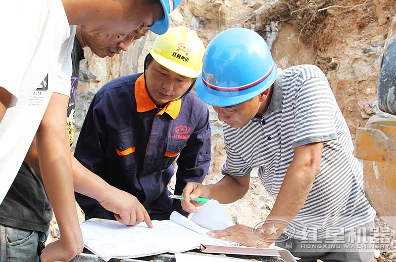 紅星技術(shù)經(jīng)理現(xiàn)場勘察破碎原料及環(huán)境為用戶設(shè)計生產(chǎn)方案