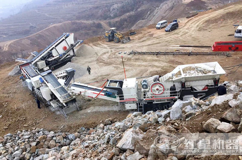 三臺履帶移動碎石加工生產(chǎn)線設備生產(chǎn)石子現(xiàn)場