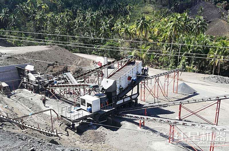移動(dòng)破碎生產(chǎn)線工作現(xiàn)場