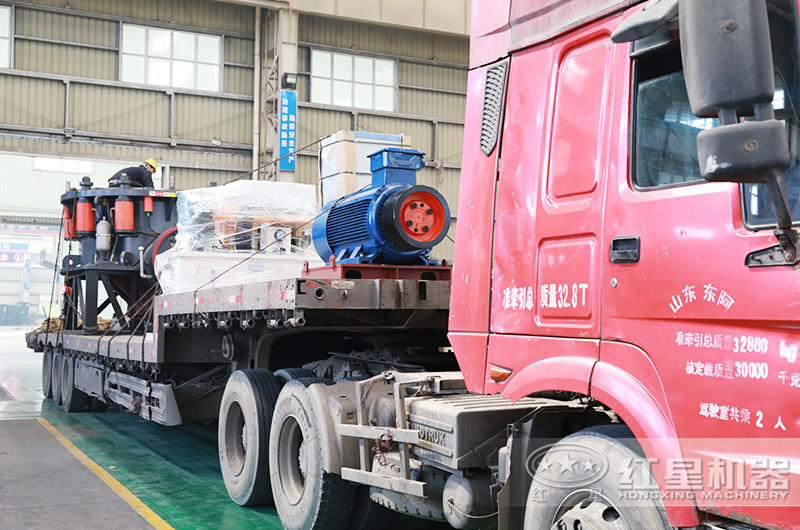 紅星圓錐式破碎機(jī)裝車現(xiàn)場(chǎng)