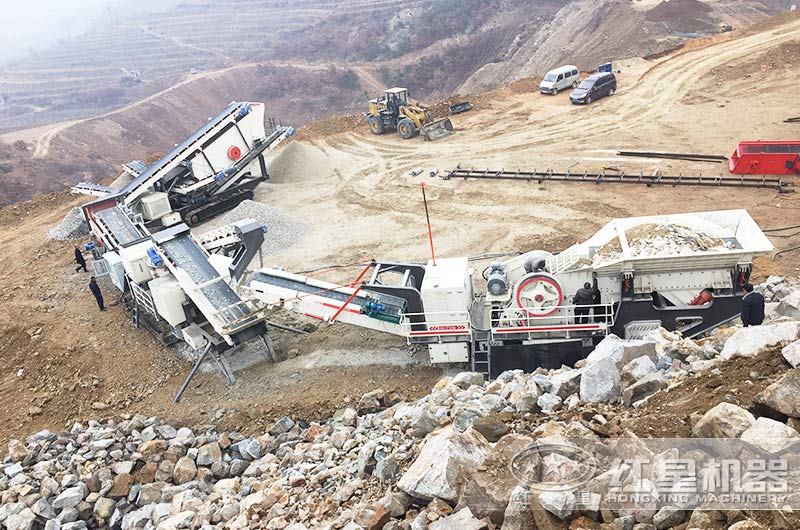 履帶移動破碎機設備做石子現(xiàn)場