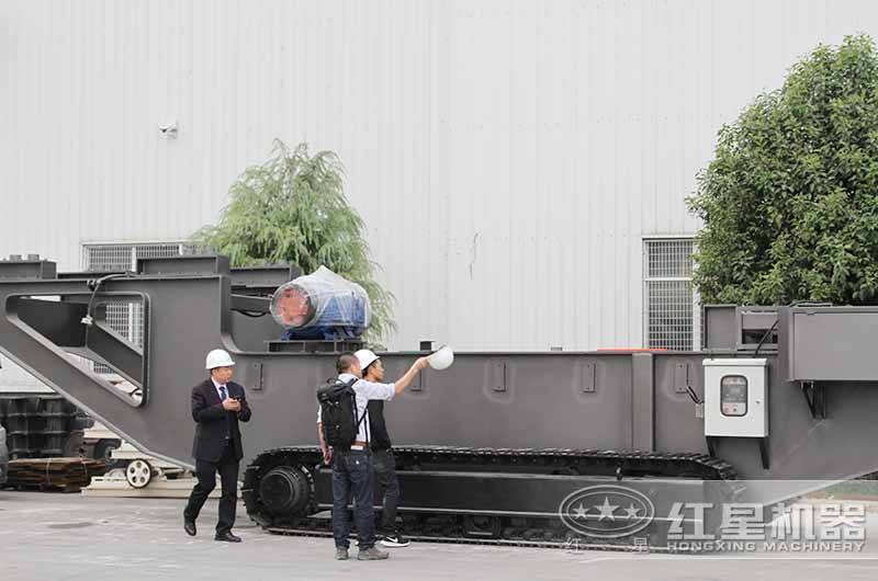 河南紅星技術(shù)經(jīng)理在為來廠用戶介紹全自動破碎一體打砂機的船型結(jié)構(gòu)