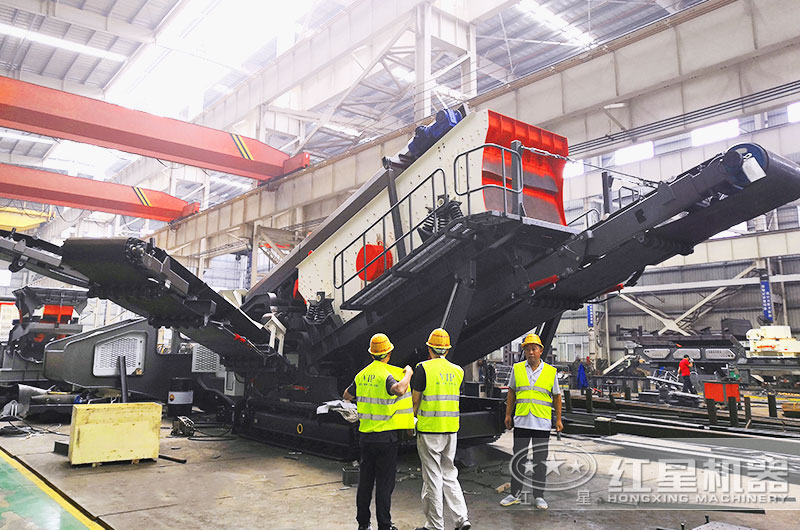 移動(dòng)青石打石機(jī)生產(chǎn)車(chē)間