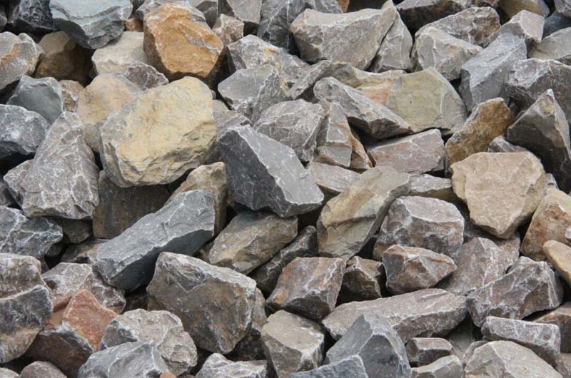 粉碎石灰石用什么機(jī)器好？