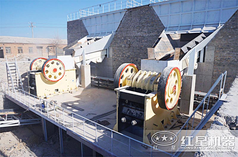 日產萬噸石頭破碎機作業(yè)現(xiàn)場