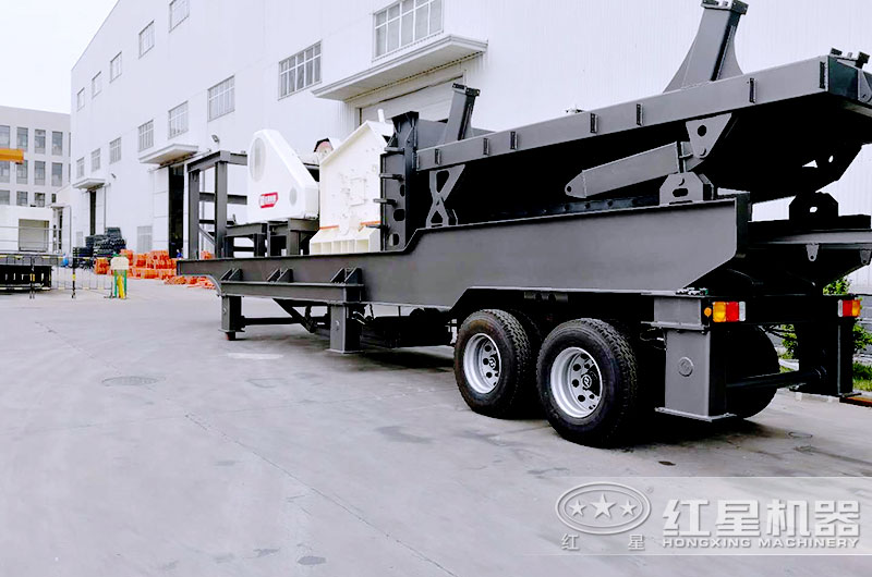 一輛車(chē)上放了兩臺(tái)打石子機(jī)設(shè)備