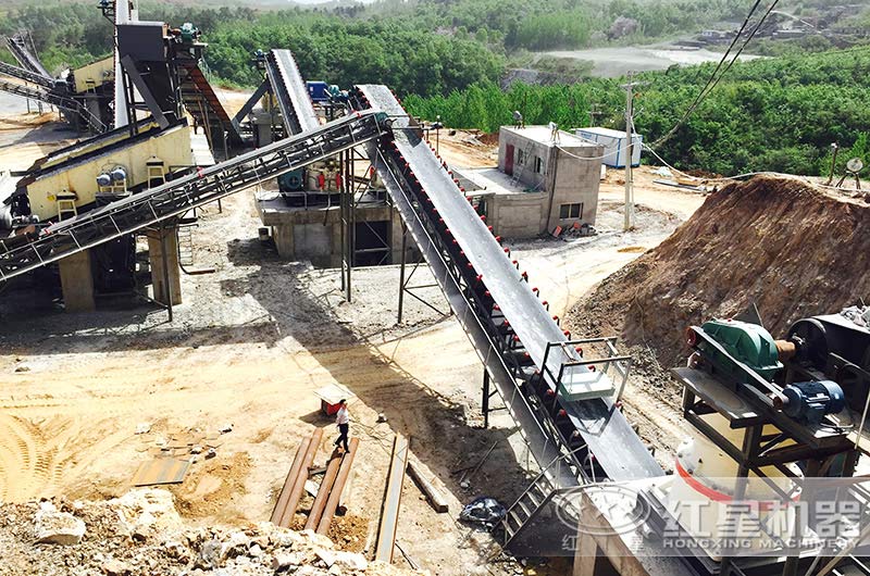 移動(dòng)碎石機(jī)和固定碎石機(jī)哪個(gè)好？話不多說(shuō)，上現(xiàn)場(chǎng)圖