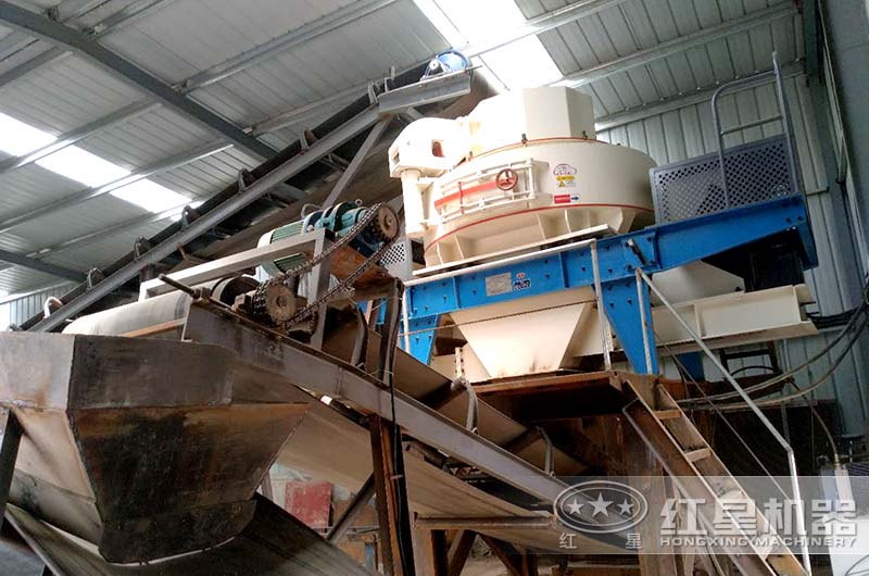 河石碎沙機多少錢？生產(chǎn)出來的人工沙與河沙有什么區(qū)別？