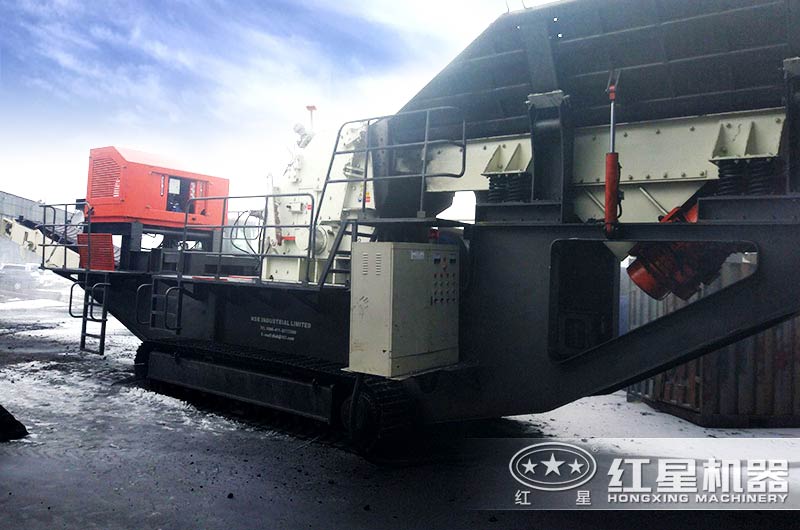 俄羅斯生產(chǎn)現(xiàn)場配置的二級破碎設(shè)備履帶式反擊粉碎機