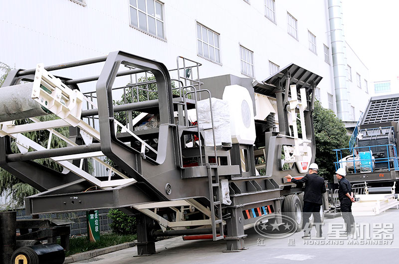 客戶來廠考察移動碎石機(jī)