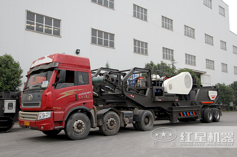 客戶移動(dòng)顎式破碎機(jī)發(fā)貨現(xiàn)場