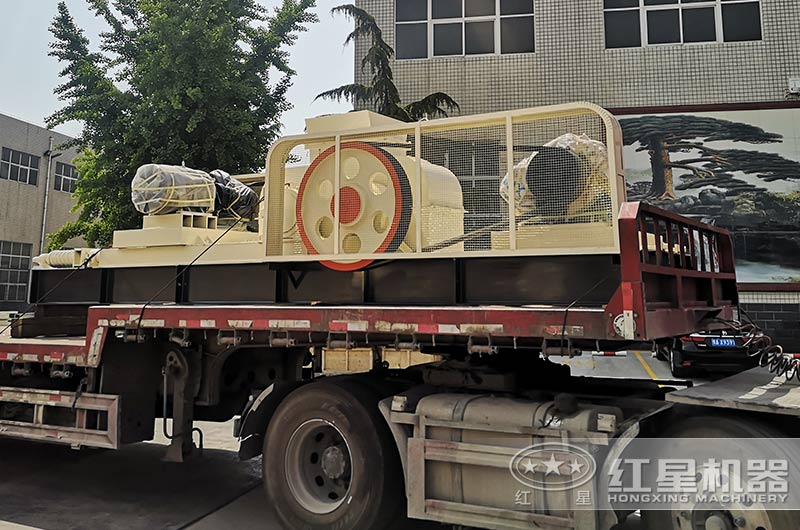 紅星泥土對(duì)輥式破碎機(jī)發(fā)貨現(xiàn)場