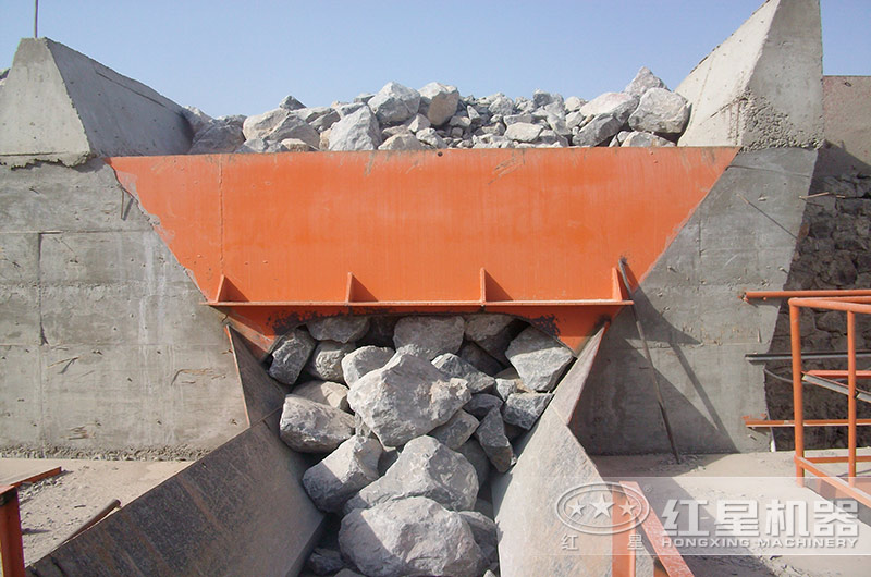 日產(chǎn)1萬(wàn)方的石子加工廠(chǎng)需要配置幾臺(tái)多大型號(hào)的顎破機(jī)？